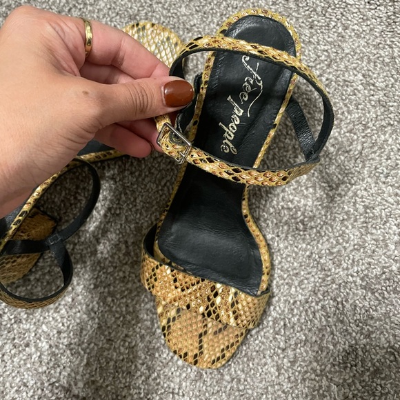 Free People tan snakeskin heels. 37. - Picture 9 of 9